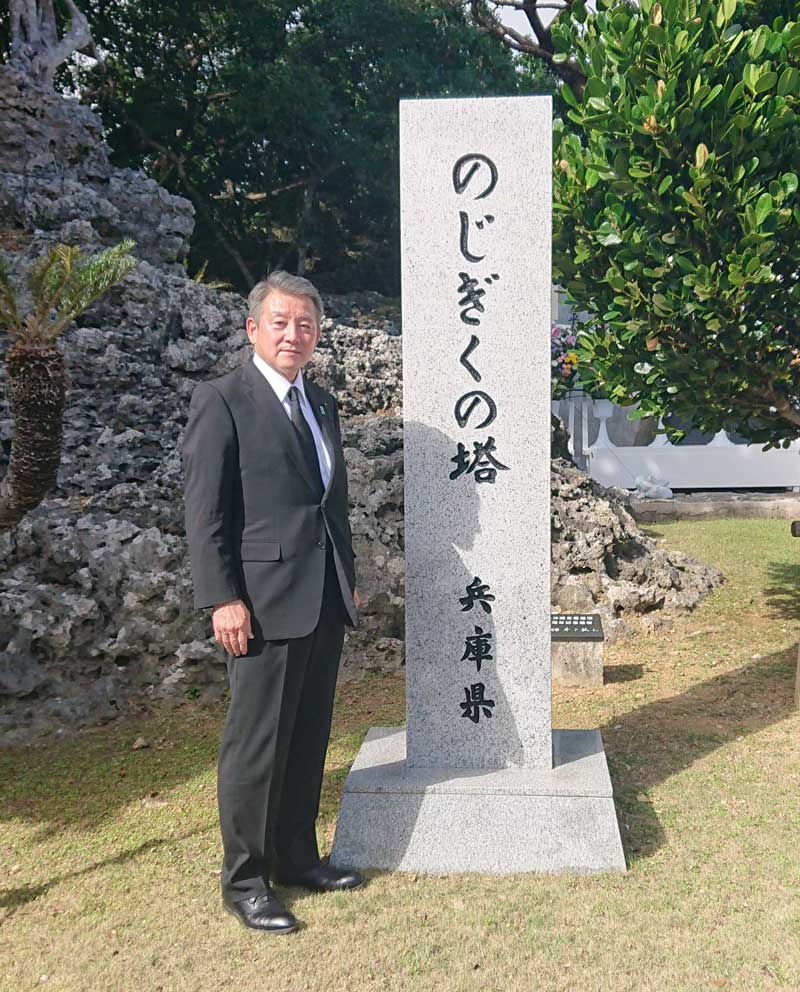 沖縄県糸満市　平和記念公園での「のじぎくの塔」「島守の塔」慰霊祭